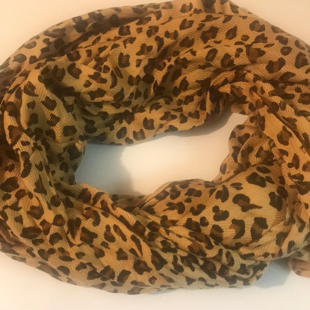 Leopard printed Infinity Scarf - Picture 1 of 3